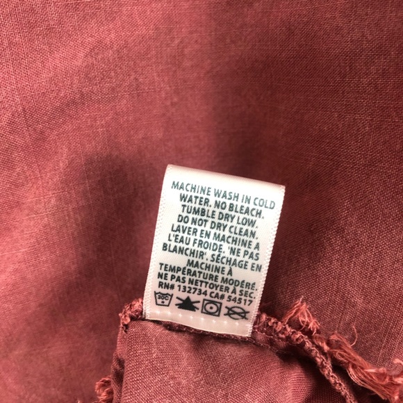 Cloth & Stone V-Neck Frayed Chambray Mauve Blouse - Picture 6 of 9